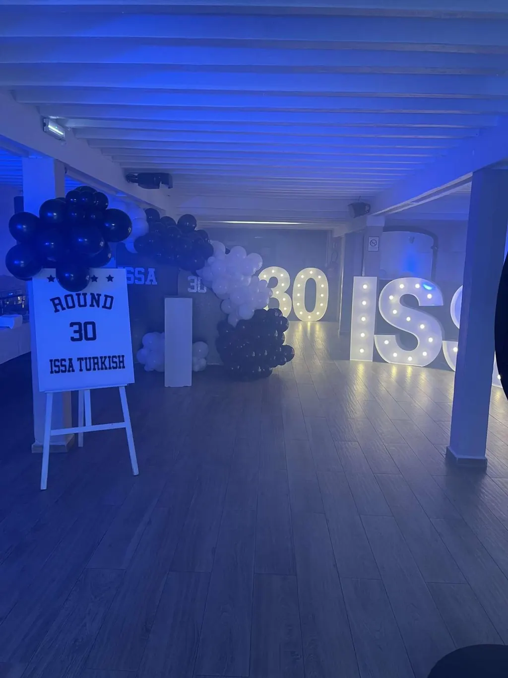 Ambiance lumière bleue pour un anniversaire de 30 ans