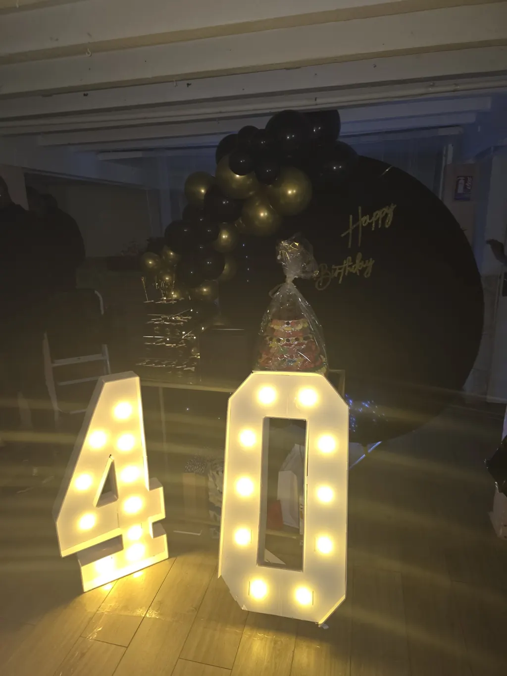 Chiffres lumineux 40 pour un anniversaire dans la salle Matecaña