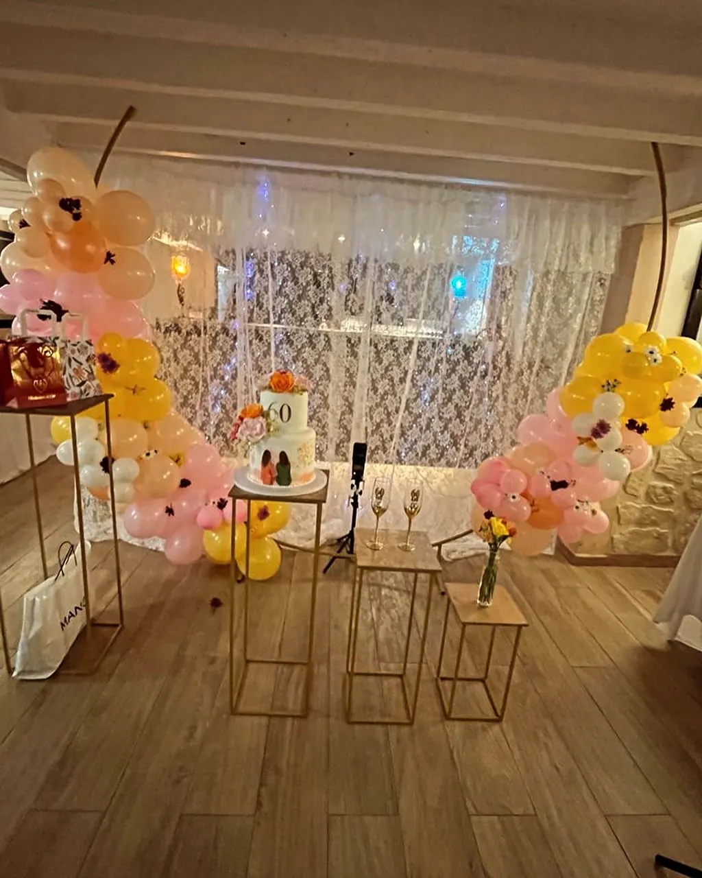 Arche de ballons dorés et tables dressées pour un anniversaire adulte à Matecaña
