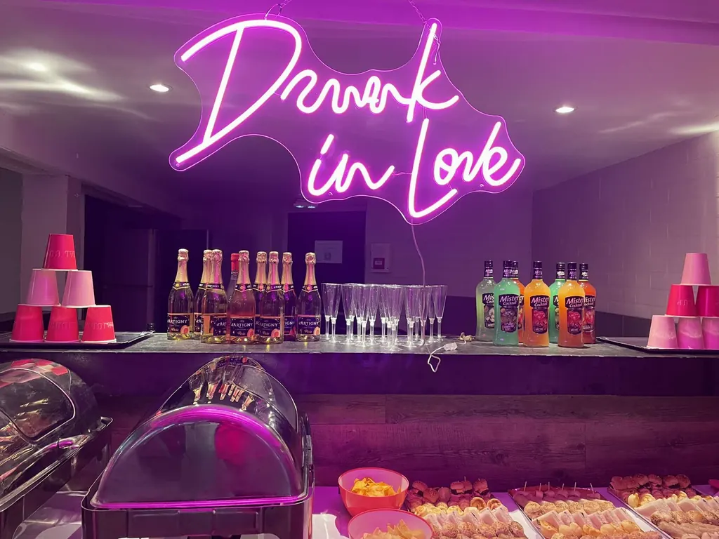 Bar décoré avec néon rose pour une fête d'anniversaire