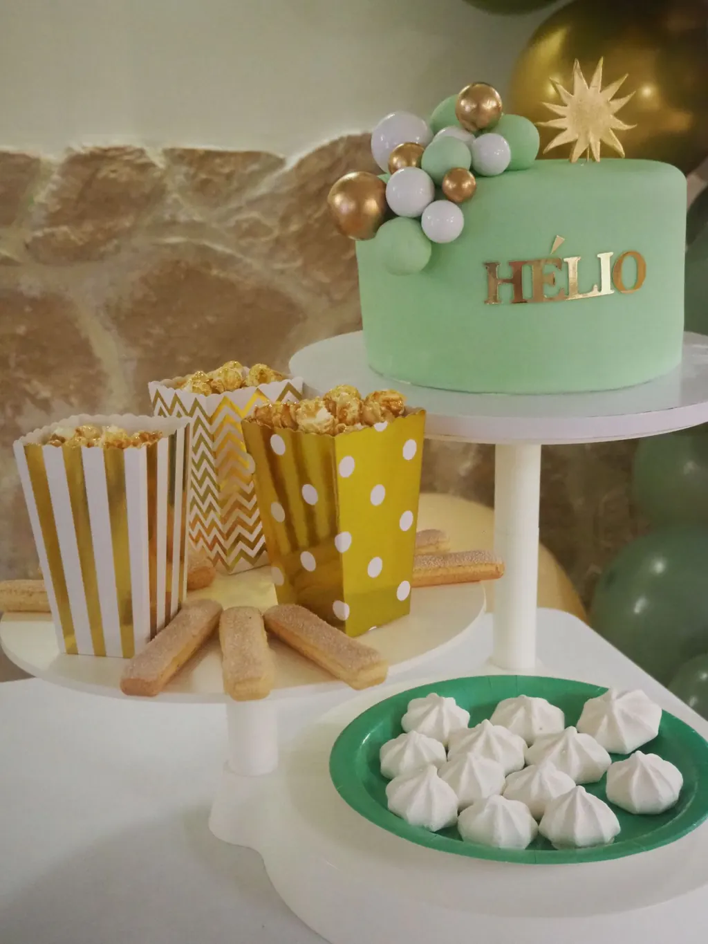 Gâteau d'anniversaire vert et doré pour un premier anniversaire