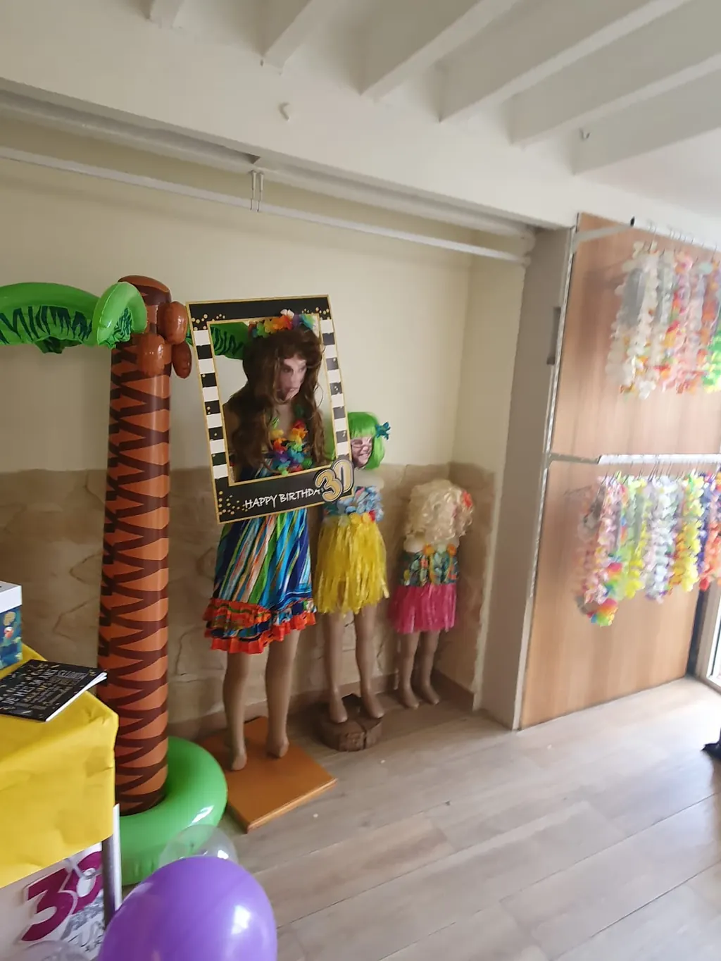 Salle décorée sur le thème Hawaï pour un anniversaire d'enfant