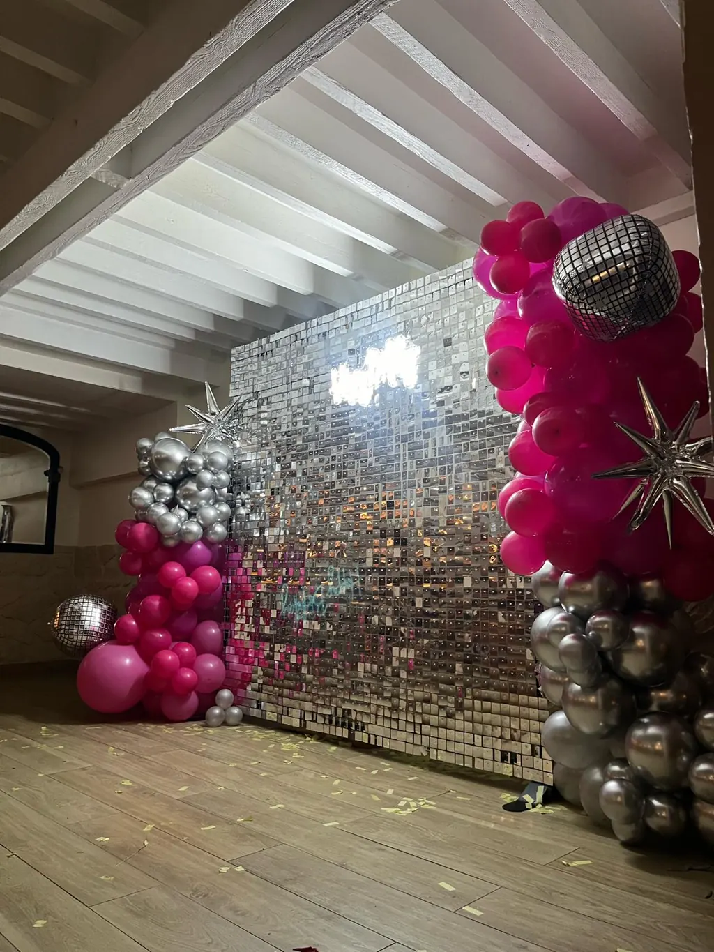 Mur à sequins argentés et ballons roses pour un anniversaire