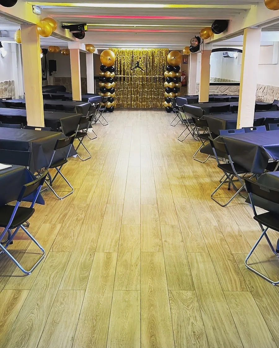 Salle décorée en noir et doré pour un anniversaire
