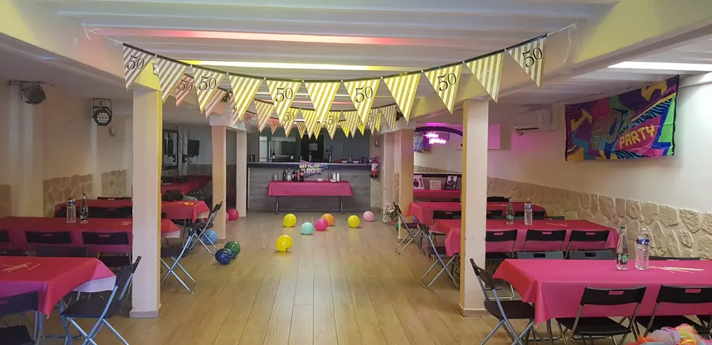 Salle décorée sur le thème des années 80