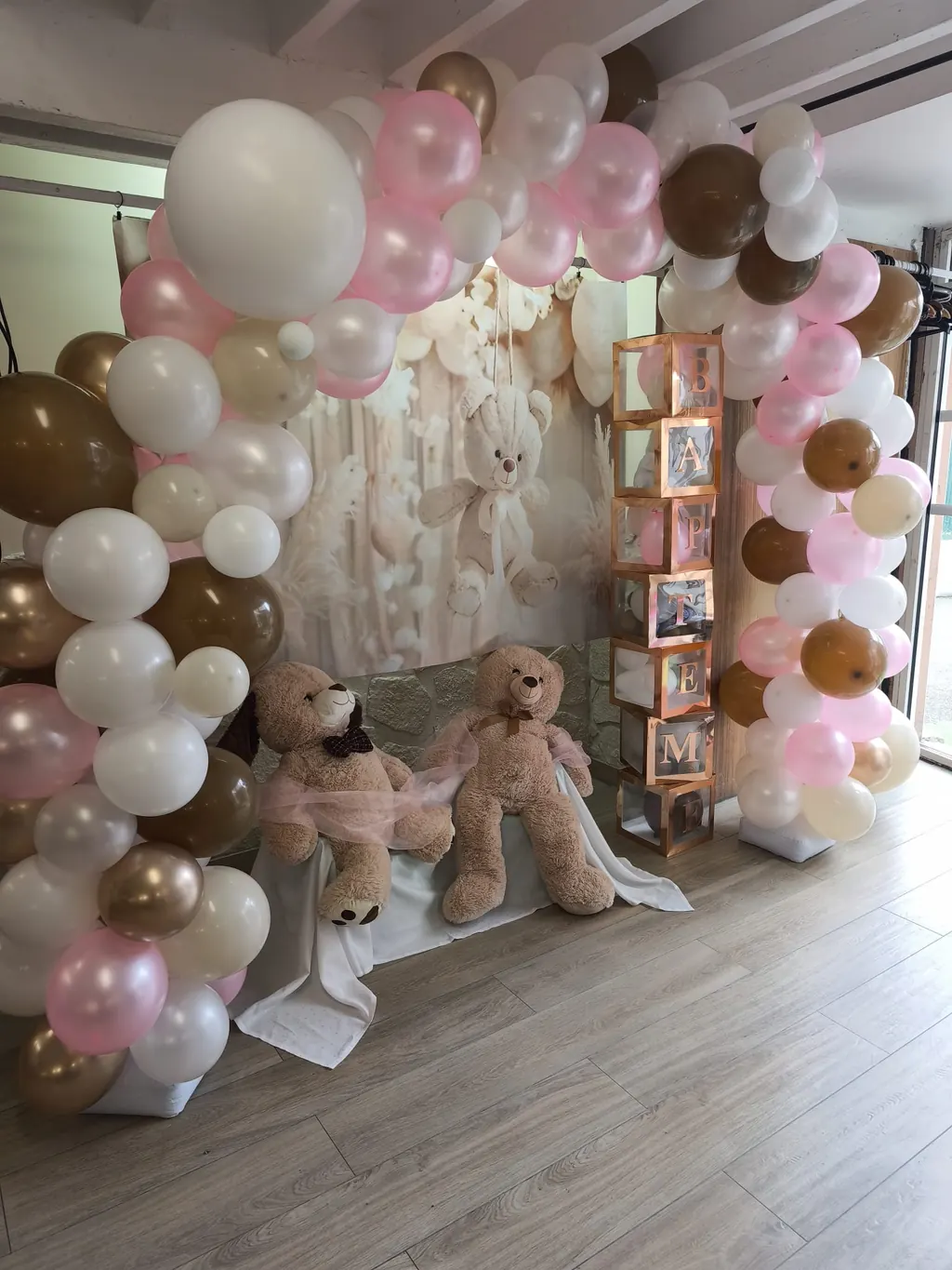 Arche de ballons rose, blanc et caramel avec oursons pour une baby shower
