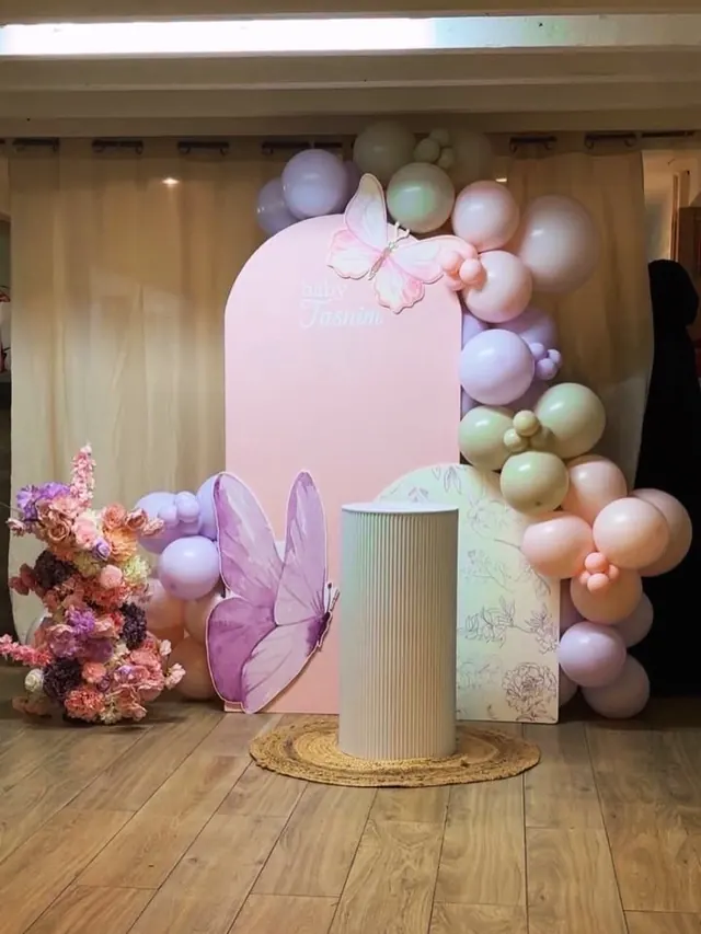Arche de ballons pastel et papillons pour une baby shower