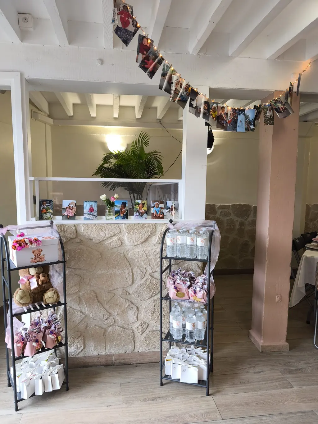 Coin cadeaux et étagères de souvenirs pour une baby shower