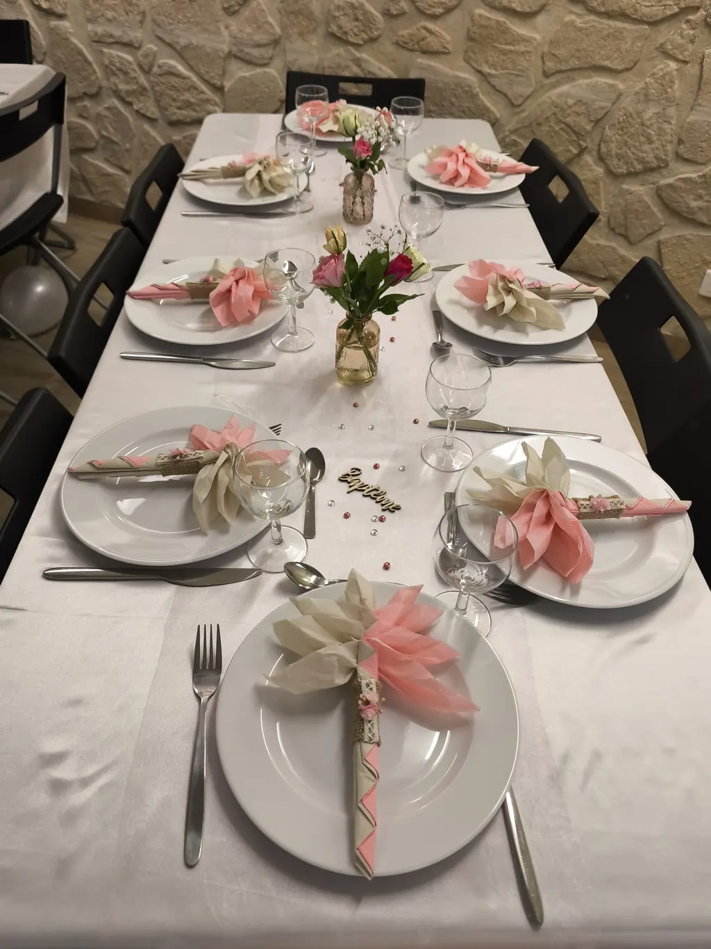 Table dressée en rose et blanc pour une baby shower