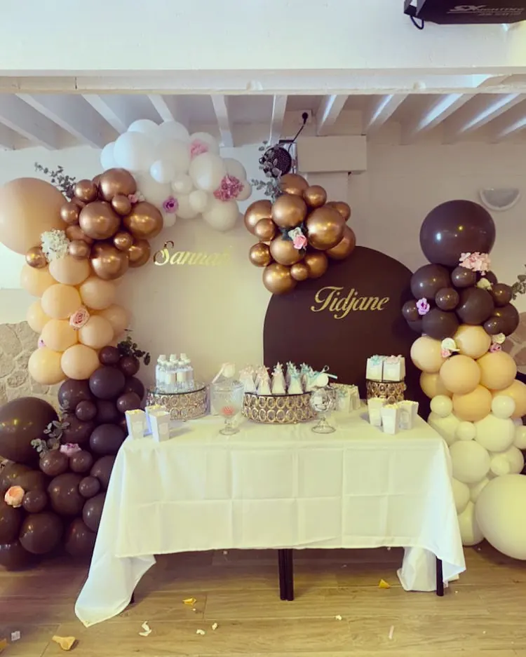 Buffet de baptême avec arche de ballons chocolat et caramel