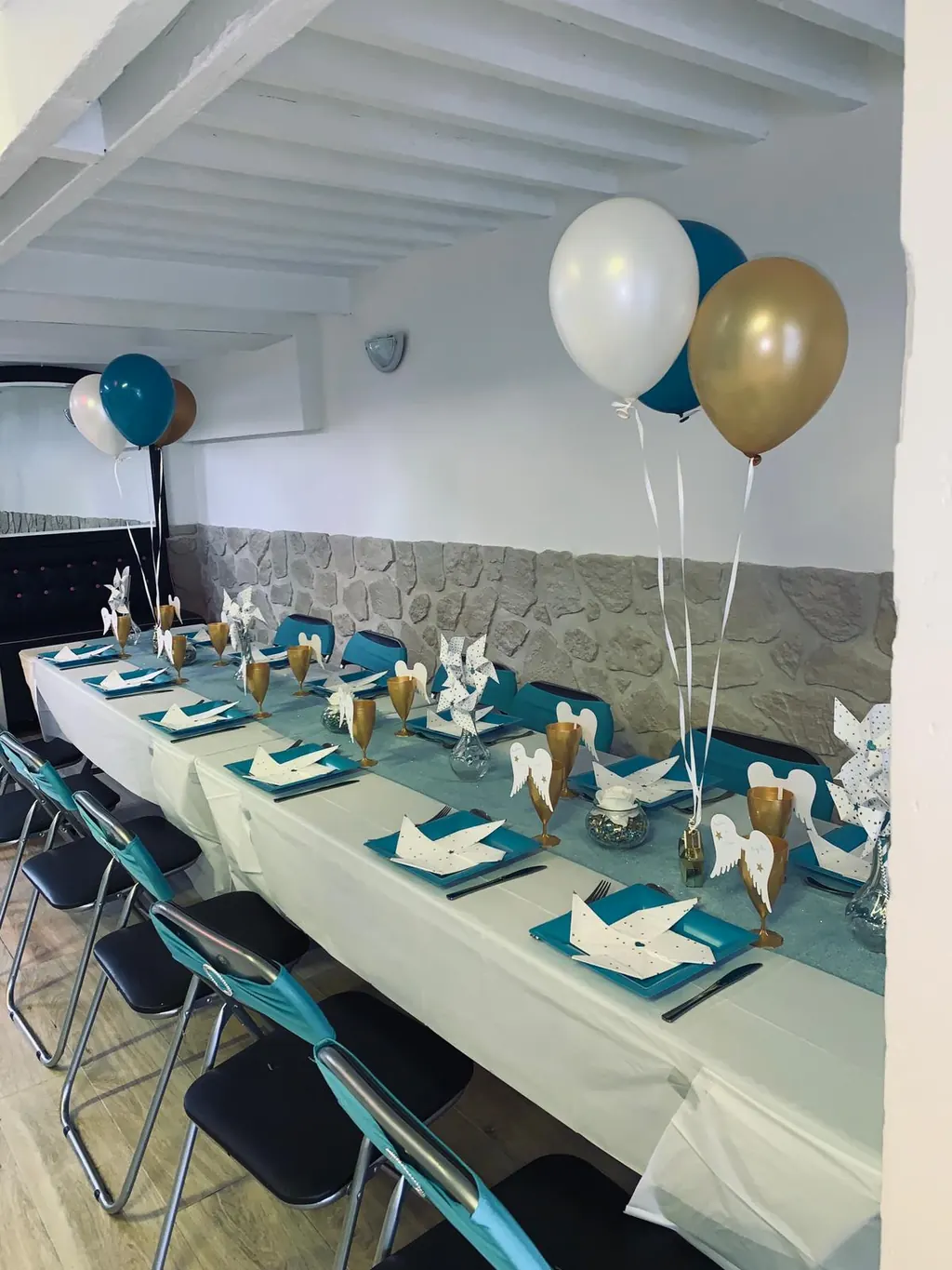 Table de baptême décorée en bleu canard et doré avec ballons