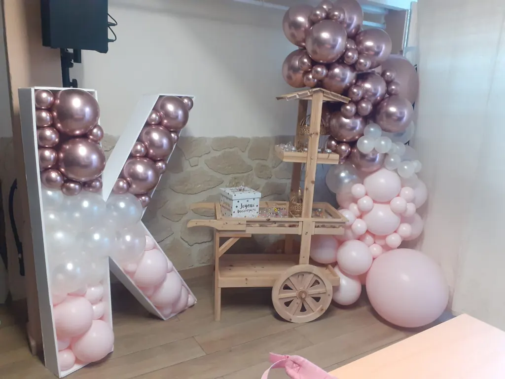 Ballons roses et chariot à bonbons pour une fête des 15 ans