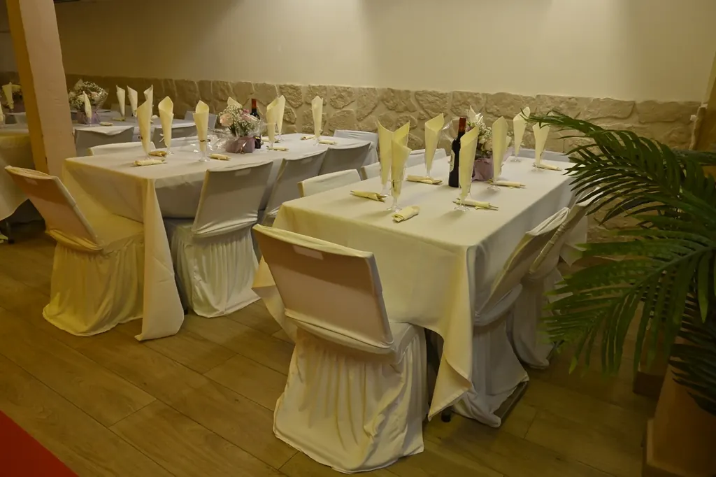 Salle dressée pour la réception d'une fête des 15 ans