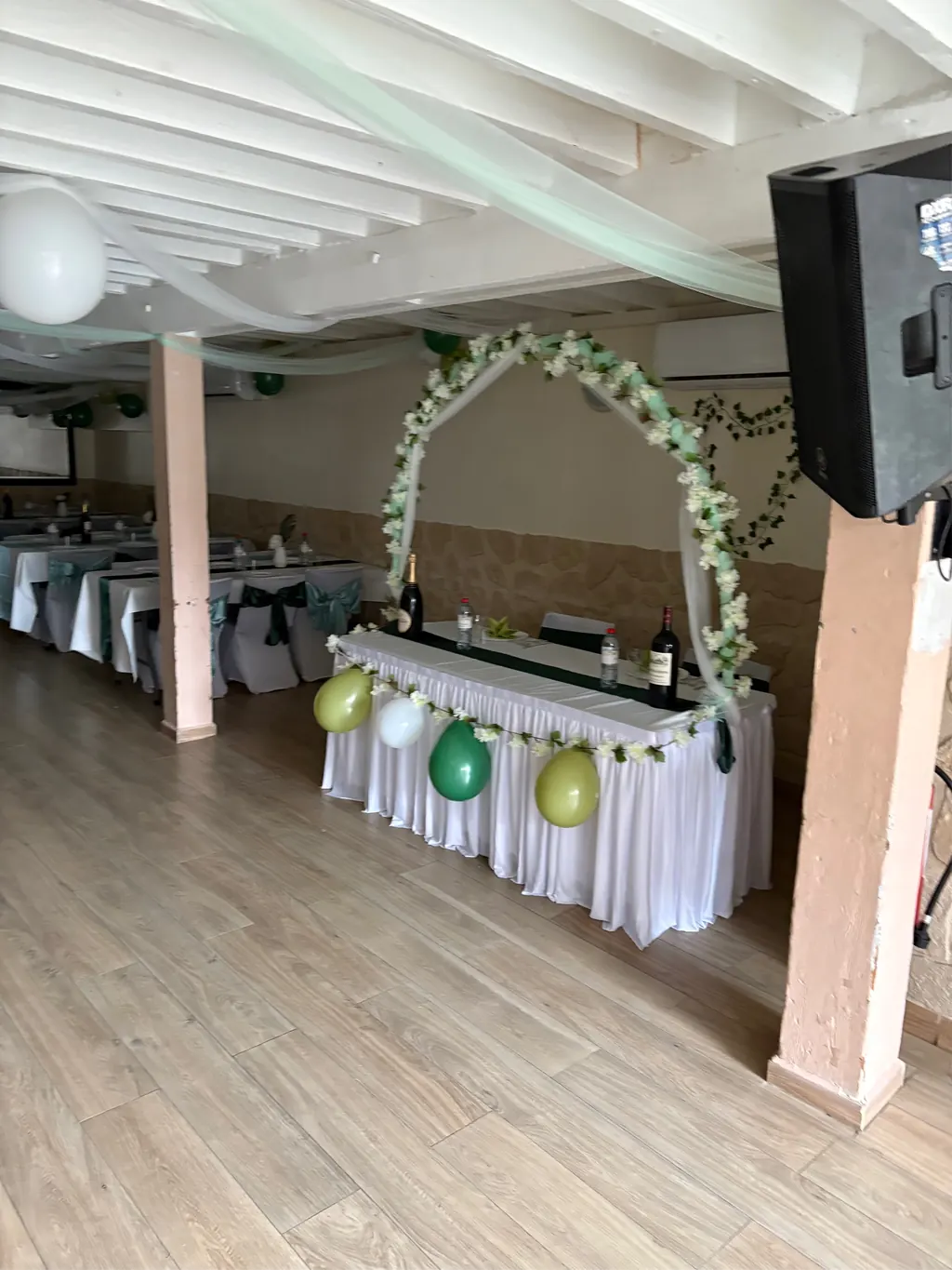 Arche végétale en forme de coeur au-dessus de la table d'honneur