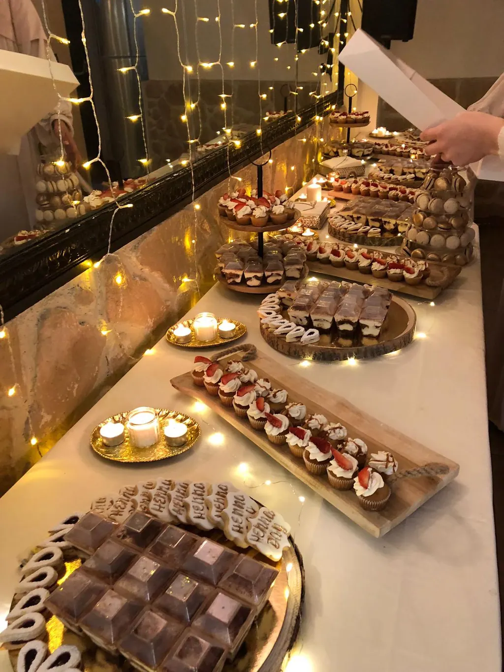 Buffet de desserts illuminé pour un mariage