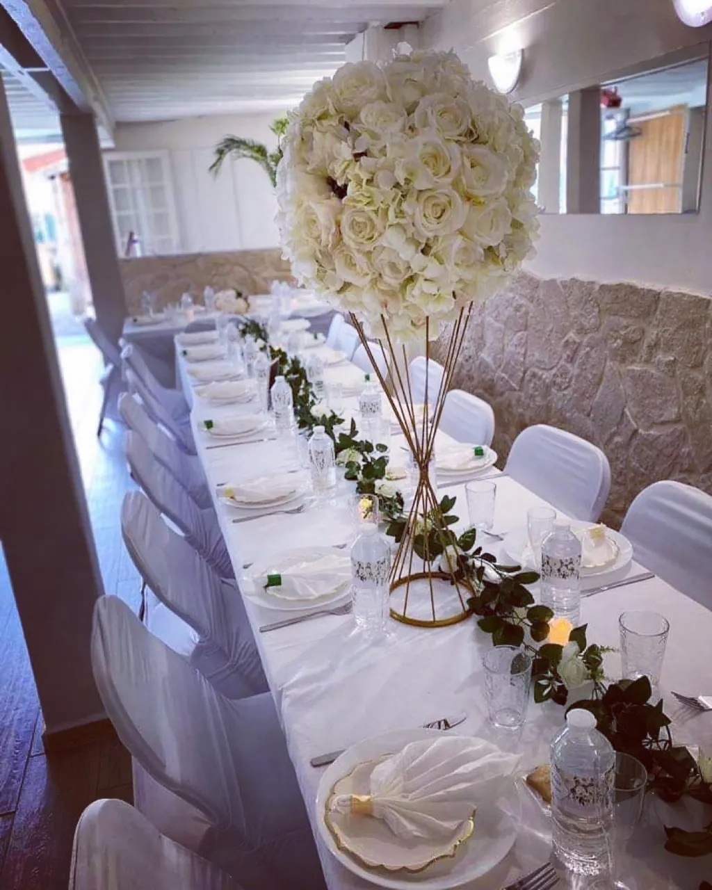 Longue table de mariage décorée de fleurs et de bougies