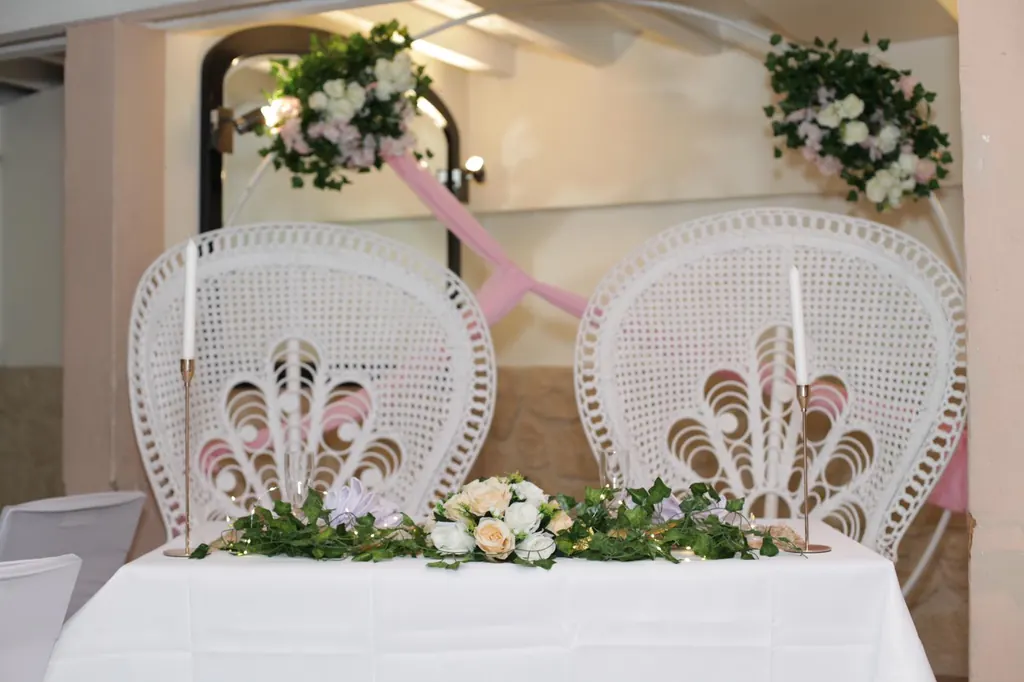 Fauteuils des fiancés et décoration florale blanche