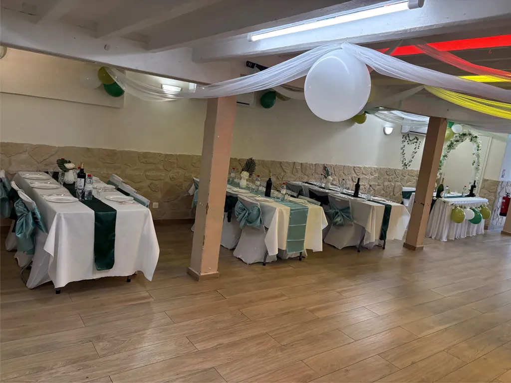 Salle Matecaña décorée en vert et blanc pour une réception de mariage