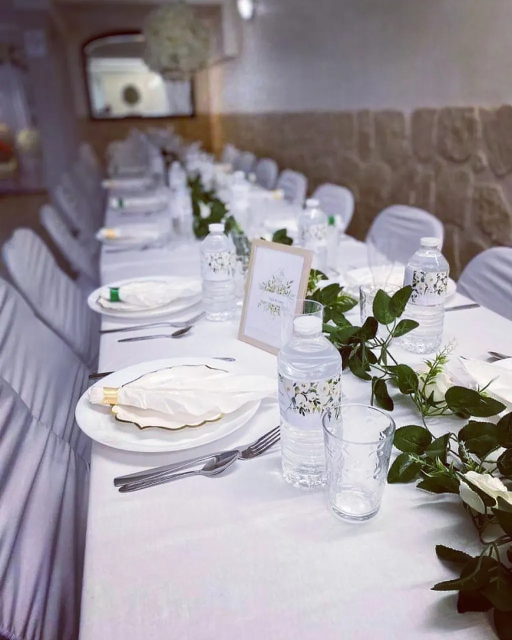 Table de mariage dressée avec centre de table floral