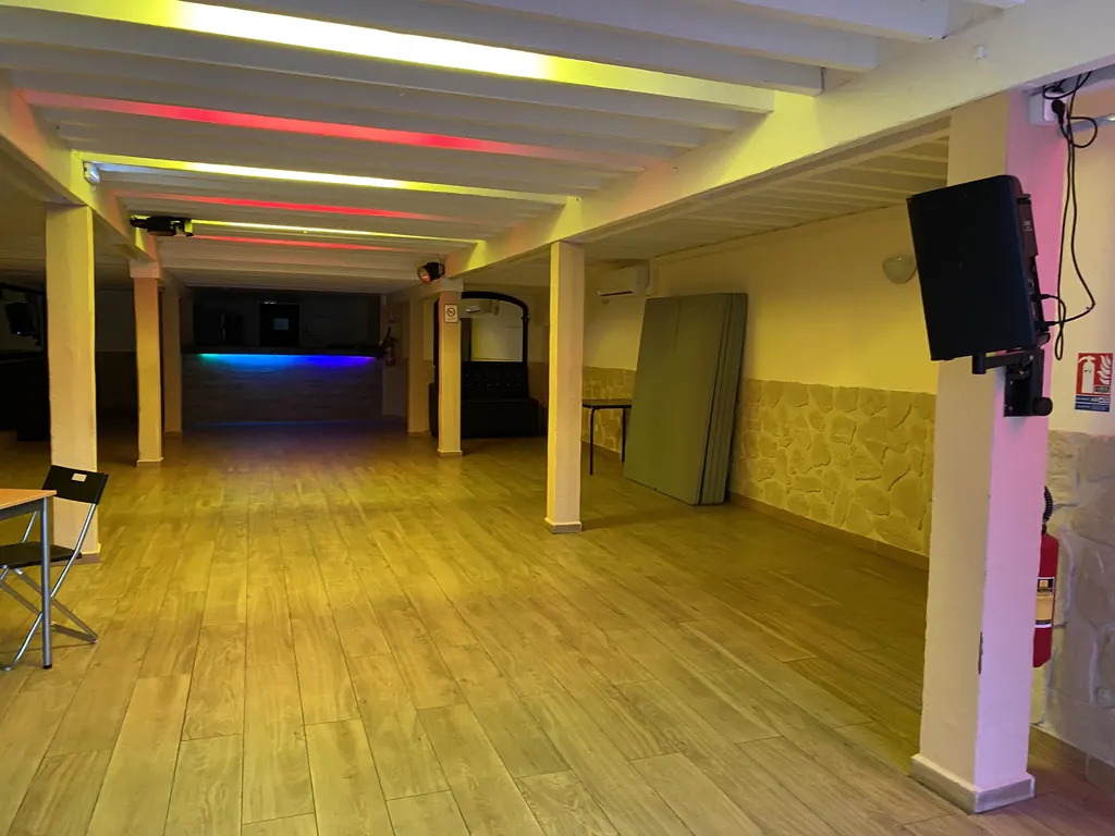 Salle de 120 m² avec éclairage LED au plafond