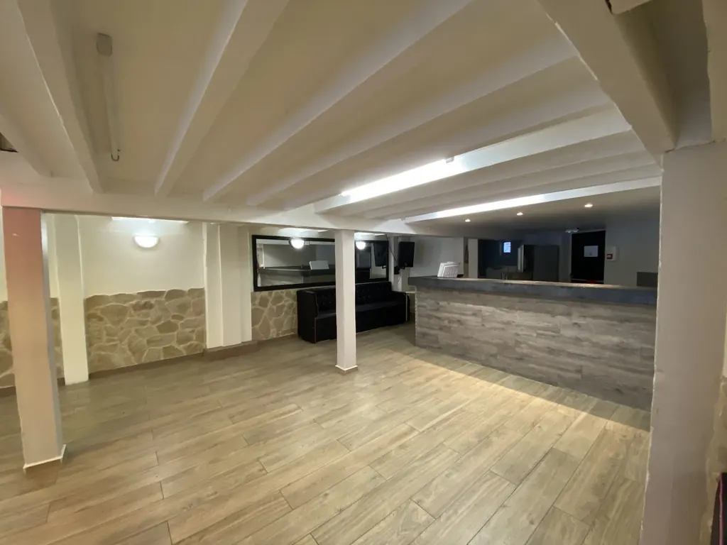 Bar et espace de réception de la salle Matecaña