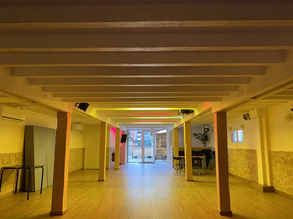 Salle de réception Matecaña de 120 m² avec poutres blanches et éclairage LED