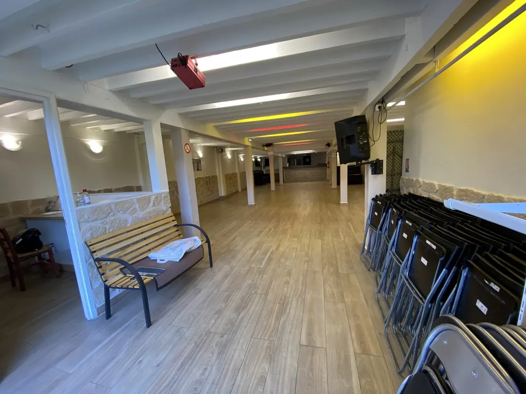 Salle avec tables et chaises pliantes