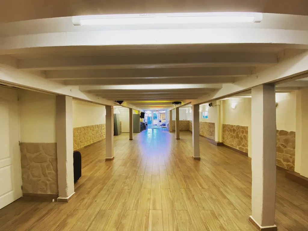Salle de 120 m² vide, prête à être aménagée
