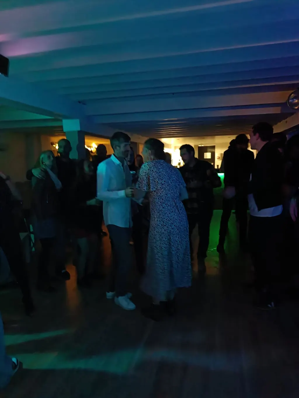 Ambiance de soirée sous les lumières bleues et vertes