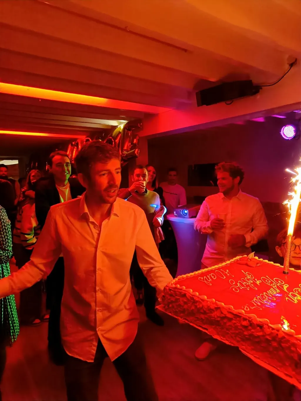 Arrivée du gâteau d'anniversaire sous les lumières rouges