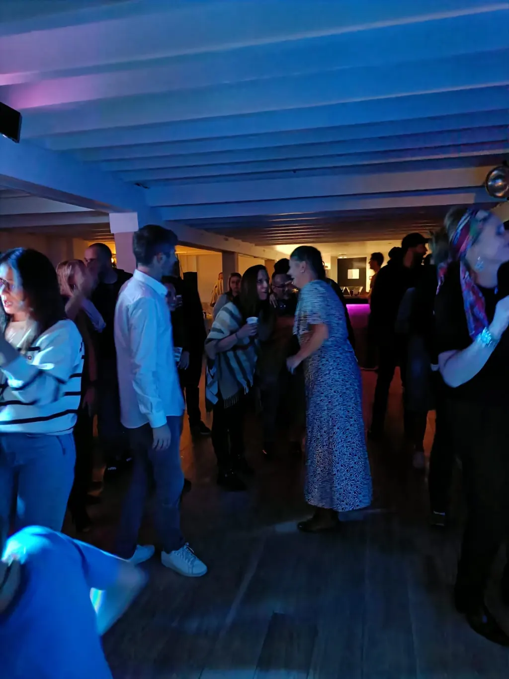 Invités sur la piste de danse sous les lumières bleues